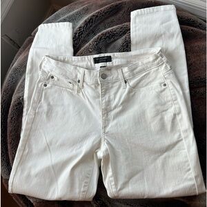 Banana Republic White Jeans. Size 28/6. Curvy Jeans.